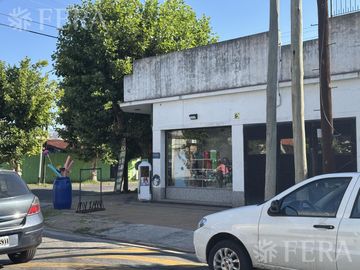 Venta de casa 4 ambientes con cochera y local en Sarandí