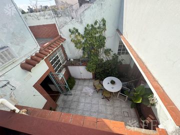Venta de casa 4 ambientes con cochera y local en Sarandí