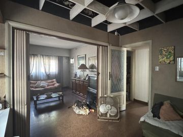 Venta de casa 4 ambientes con cochera y local en Sarandí