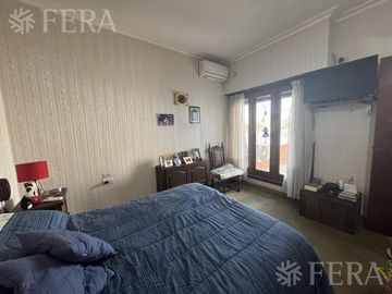 Venta de casa 4 ambientes con cochera y local en Sarandí