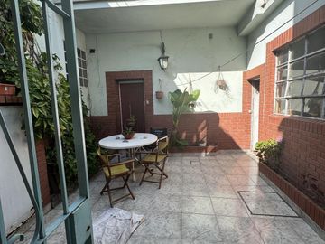 Venta de casa 4 ambientes con cochera y local en Sarandí