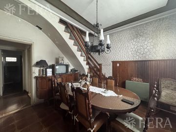Venta de casa 4 ambientes con cochera y local en Sarandí