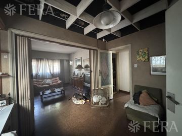 Venta de casa 4 ambientes con cochera y local en Sarandí