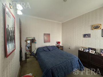 Venta de casa 4 ambientes con cochera y local en Sarandí