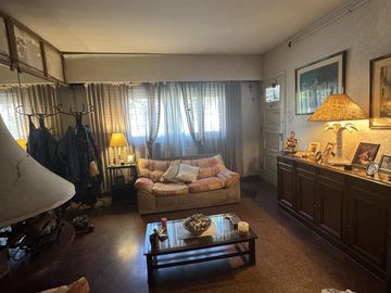 Venta de casa 4 ambientes con cochera y local en Sarandí