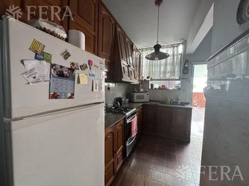 Venta de casa 4 ambientes con cochera y local en Sarandí