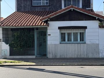 Venta de casa 4 ambientes con cochera y local en Sarandí