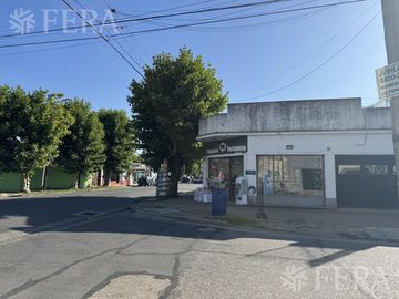 Venta de casa 4 ambientes con cochera y local en Sarandí