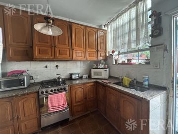 Venta de casa 4 ambientes con cochera y local en Sarandí