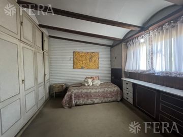 Venta de casa 4 ambientes con cochera y local en Sarandí