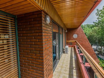 VENTA Casa 5 ambientes Barrio Versalles , patio y cochera para dos autos  PERMUTA - APTO CREDITO