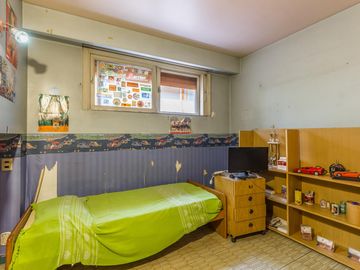 VENTA Casa 5 ambientes Barrio Versalles , patio y cochera para dos autos  PERMUTA - APTO CREDITO