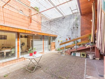 VENTA Casa 5 ambientes Barrio Versalles , patio y cochera para dos autos  PERMUTA - APTO CREDITO