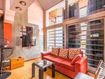 VENTA Casa 5 ambientes Barrio Versalles , patio y cochera para dos autos  PERMUTA - APTO CREDITO