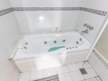 VENTA Casa 5 ambientes Barrio Versalles , patio y cochera para dos autos  PERMUTA - APTO CREDITO