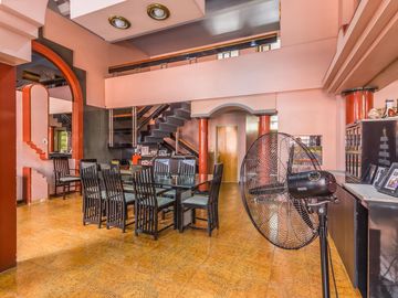 VENTA Casa 5 ambientes Barrio Versalles , patio y cochera para dos autos  PERMUTA - APTO CREDITO