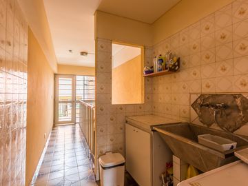 VENTA Casa 5 ambientes Barrio Versalles , patio y cochera para dos autos  PERMUTA - APTO CREDITO