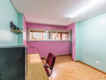 VENTA Casa 5 ambientes Barrio Versalles , patio y cochera para dos autos  PERMUTA - APTO CREDITO