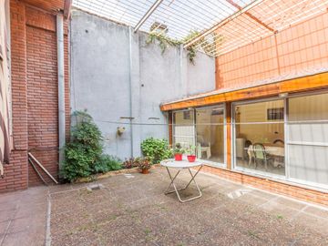 VENTA Casa 5 ambientes Barrio Versalles , patio y cochera para dos autos  PERMUTA - APTO CREDITO