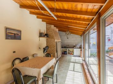 VENTA Casa 5 ambientes Barrio Versalles , patio y cochera para dos autos  PERMUTA - APTO CREDITO