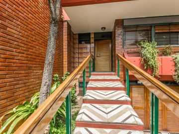 VENTA Casa 5 ambientes Barrio Versalles , patio y cochera para dos autos  PERMUTA - APTO CREDITO