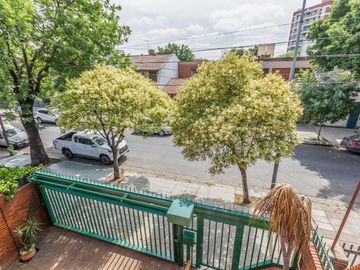 VENTA Casa 5 ambientes Barrio Versalles , patio y cochera para dos autos  PERMUTA - APTO CREDITO