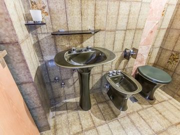 VENTA Casa 5 ambientes Barrio Versalles , patio y cochera para dos autos  PERMUTA - APTO CREDITO