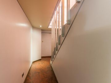 VENTA Casa 5 ambientes Barrio Versalles , patio y cochera para dos autos  PERMUTA - APTO CREDITO