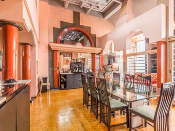 VENTA Casa 5 ambientes Barrio Versalles , patio y cochera para dos autos  PERMUTA - APTO CREDITO