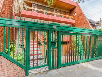 VENTA Casa 5 ambientes Barrio Versalles , patio y cochera para dos autos  PERMUTA - APTO CREDITO