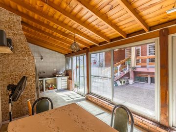 VENTA Casa 5 ambientes Barrio Versalles , patio y cochera para dos autos  PERMUTA - APTO CREDITO