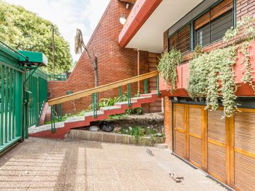 VENTA Casa 5 ambientes Barrio Versalles , patio y cochera para dos autos  PERMUTA - APTO CREDITO