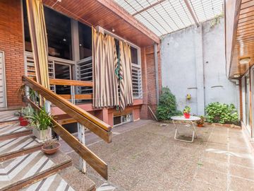 VENTA Casa 5 ambientes Barrio Versalles , patio y cochera para dos autos  PERMUTA - APTO CREDITO