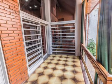 VENTA Casa 5 ambientes Barrio Versalles , patio y cochera para dos autos  PERMUTA - APTO CREDITO