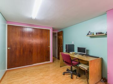 VENTA Casa 5 ambientes Barrio Versalles , patio y cochera para dos autos  PERMUTA - APTO CREDITO