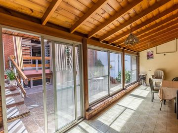VENTA Casa 5 ambientes Barrio Versalles , patio y cochera para dos autos  PERMUTA - APTO CREDITO