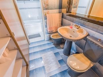 VENTA Casa 5 ambientes Barrio Versalles , patio y cochera para dos autos  PERMUTA - APTO CREDITO