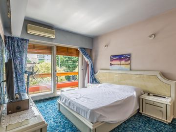 VENTA Casa 5 ambientes Barrio Versalles , patio y cochera para dos autos  PERMUTA - APTO CREDITO
