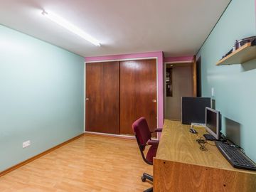 VENTA Casa 5 ambientes Barrio Versalles , patio y cochera para dos autos  PERMUTA - APTO CREDITO