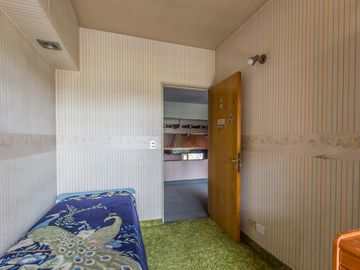 VENTA Casa 5 ambientes Barrio Versalles , patio y cochera para dos autos  PERMUTA - APTO CREDITO