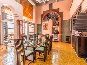 VENTA Casa 5 ambientes Barrio Versalles , patio y cochera para dos autos  PERMUTA - APTO CREDITO