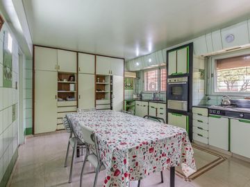VENTA Casa 5 ambientes Barrio Versalles , patio y cochera para dos autos  PERMUTA - APTO CREDITO