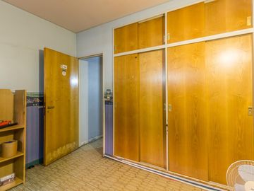 VENTA Casa 5 ambientes Barrio Versalles , patio y cochera para dos autos  PERMUTA - APTO CREDITO
