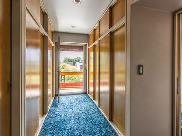 VENTA Casa 5 ambientes Barrio Versalles , patio y cochera para dos autos  PERMUTA - APTO CREDITO