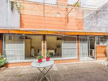 VENTA Casa 5 ambientes Barrio Versalles , patio y cochera para dos autos  PERMUTA - APTO CREDITO