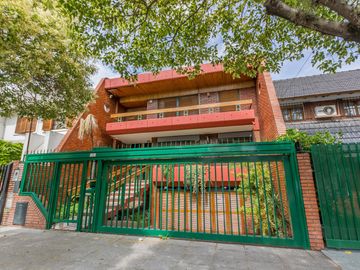 VENTA Casa 5 ambientes Barrio Versalles , patio y cochera para dos autos  PERMUTA - APTO CREDITO