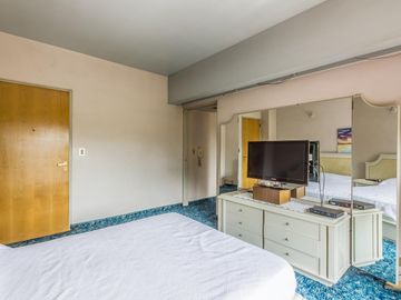 VENTA Casa 5 ambientes Barrio Versalles , patio y cochera para dos autos  PERMUTA - APTO CREDITO