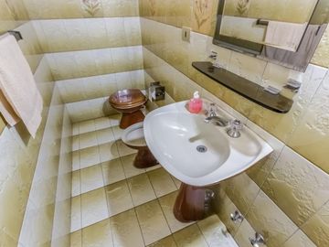 VENTA Casa 5 ambientes Barrio Versalles , patio y cochera para dos autos  PERMUTA - APTO CREDITO