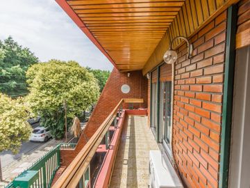 VENTA Casa 5 ambientes Barrio Versalles , patio y cochera para dos autos  PERMUTA - APTO CREDITO
