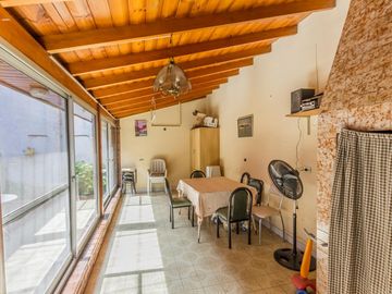 VENTA Casa 5 ambientes Barrio Versalles , patio y cochera para dos autos  PERMUTA - APTO CREDITO